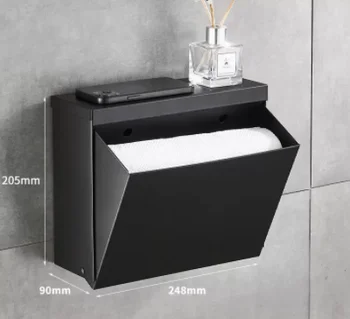 Вешалка для черных обоев в ванной с коробкой для бумажных полотенец на задней стенке телефонной стойки