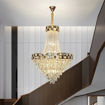 Люстры, современная роскошная хрустальная лестница на вилле, вестибюль отеля, гостиная, светодиодное освещение в помещении.