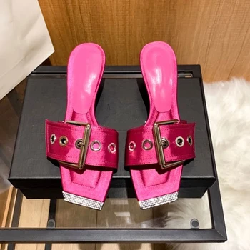 Розовые туфли, модные тапочки с открытым носком, женские шлепанцы с квадратным носком и украшением в виде кристаллов, дизайнерские шлепанцы с пряжкой на ремне, летние модные атласные однотонные туфли-лодочки