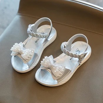 Сандалии для девочек 2023, летняя новинка, детская обувь принцессы на плоской подошве с жемчужным бантом, детская пляжная обувь на мягкой подошве, детская обувь